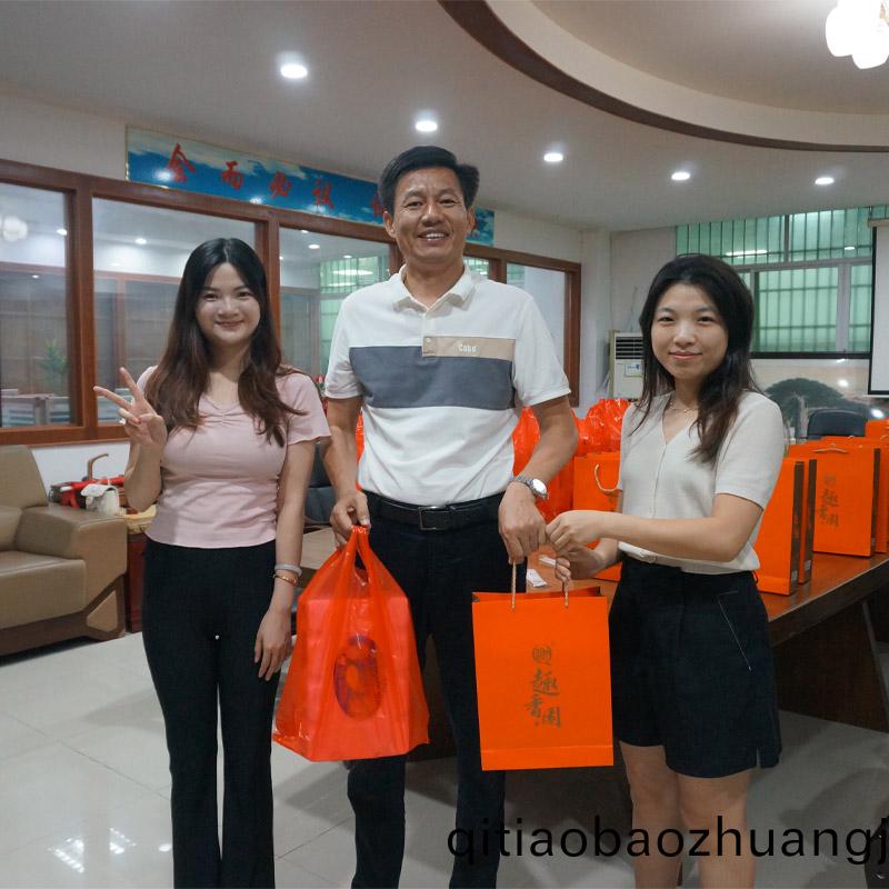 東莞雨貝爲員工準(zhun)備了中鞦禮(li)物(wu)，祝大傢中鞦節快樂